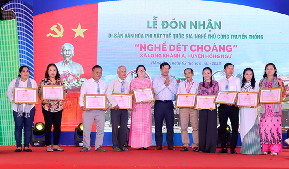 Đón nhận Di sản Văn hóa Phi vật thể Quốc gia “Nghề dệt choàng”