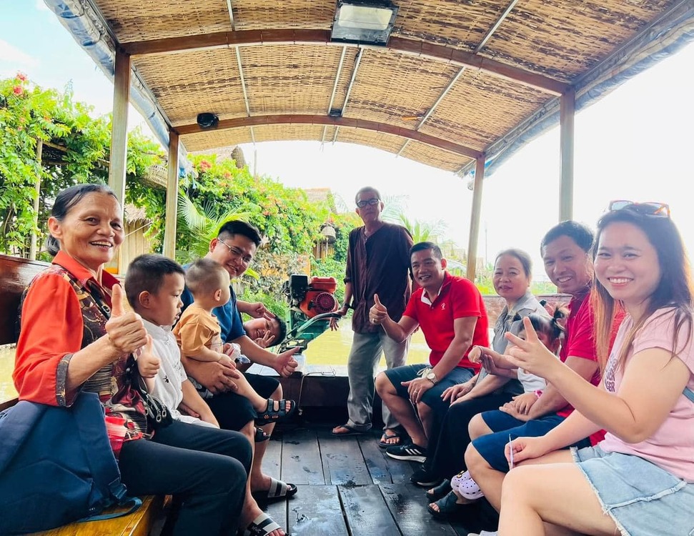 Thời Gian Hoạt Động Và Giá Vé